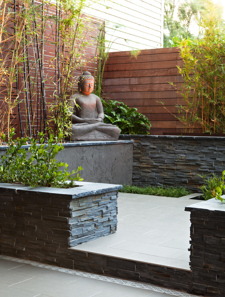 Großer Asiatischer Patio hinter dem Haus mit Wasserspiel in San Francisco