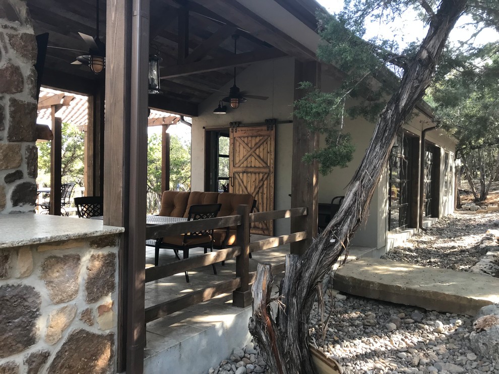 Immagine di un patio o portico rustico di medie dimensioni e dietro casa con un gazebo o capanno