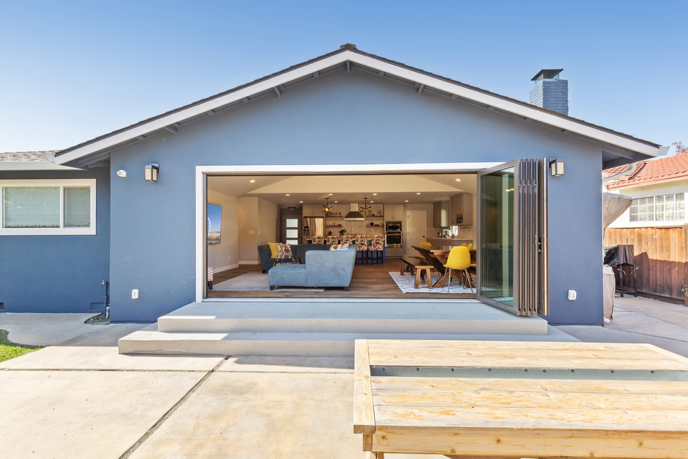 Modelo de patio moderno de tamaño medio sin cubierta en patio trasero con losas de hormigón