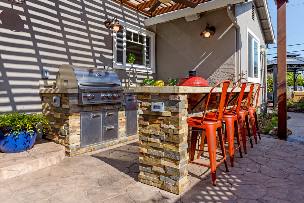 Foto de patio tradicional renovado de tamaño medio en patio trasero con cocina exterior, adoquines de hormigón y pérgola