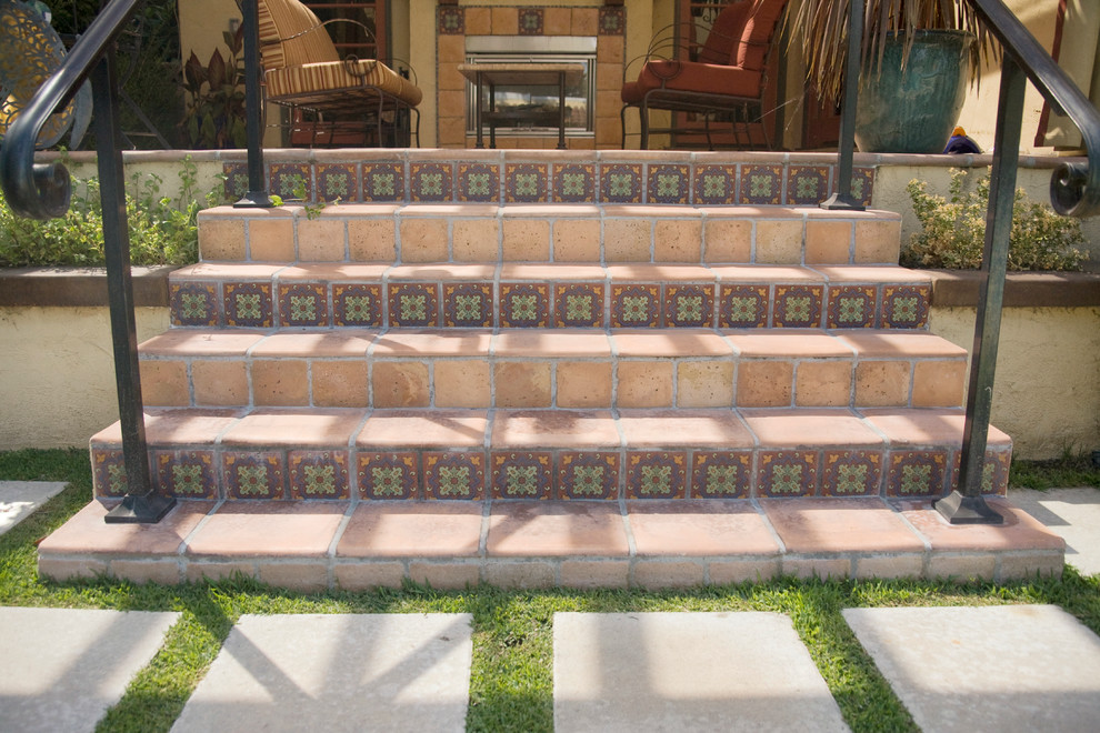 Imagen de patio mediterráneo de tamaño medio en patio con brasero, suelo de baldosas y pérgola