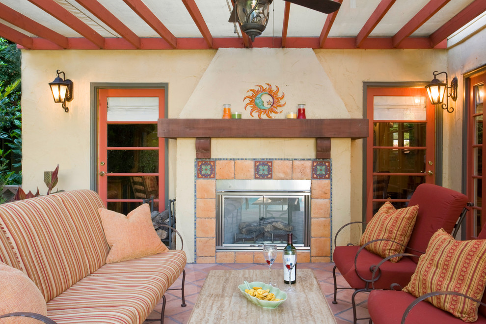 Mittelgroße, Geflieste Mediterrane Pergola im Innenhof mit Feuerstelle in Los Angeles