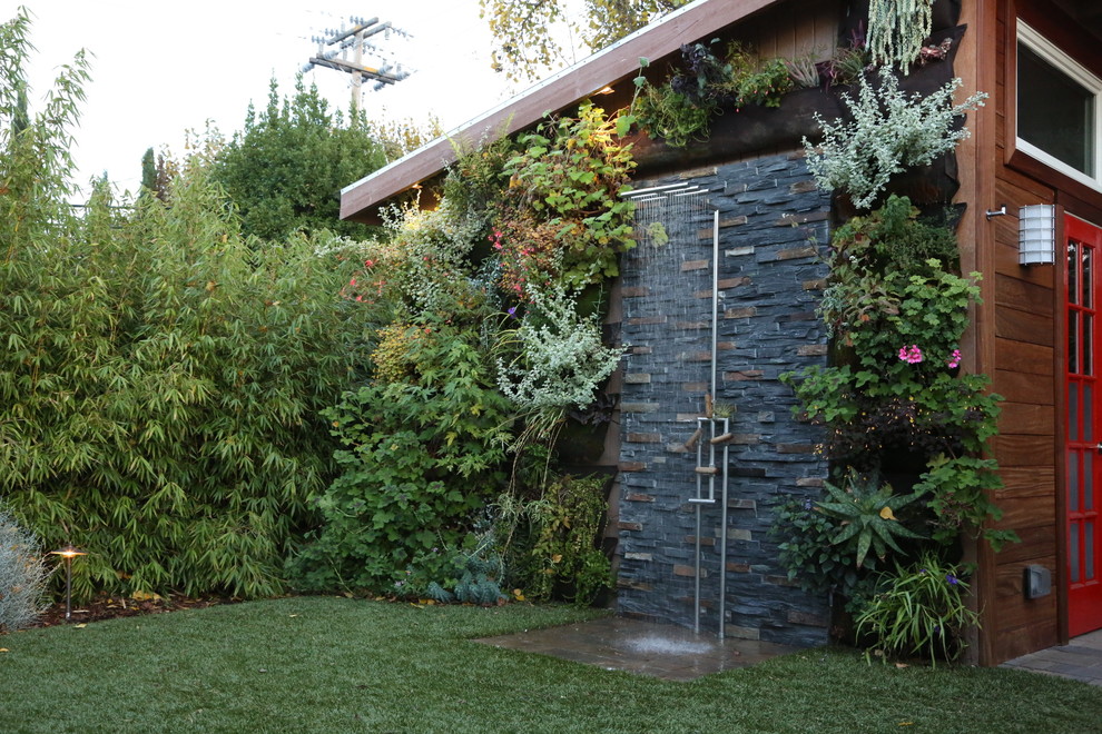 На фото: двор в современном стиле с летним душем с