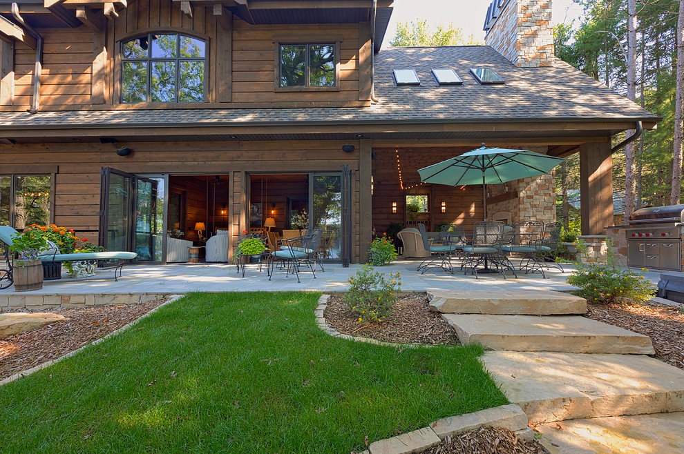 Пример оригинального дизайна: двор на заднем дворе в стиле рустика с летней кухней, мощением тротуарной плиткой и навесом