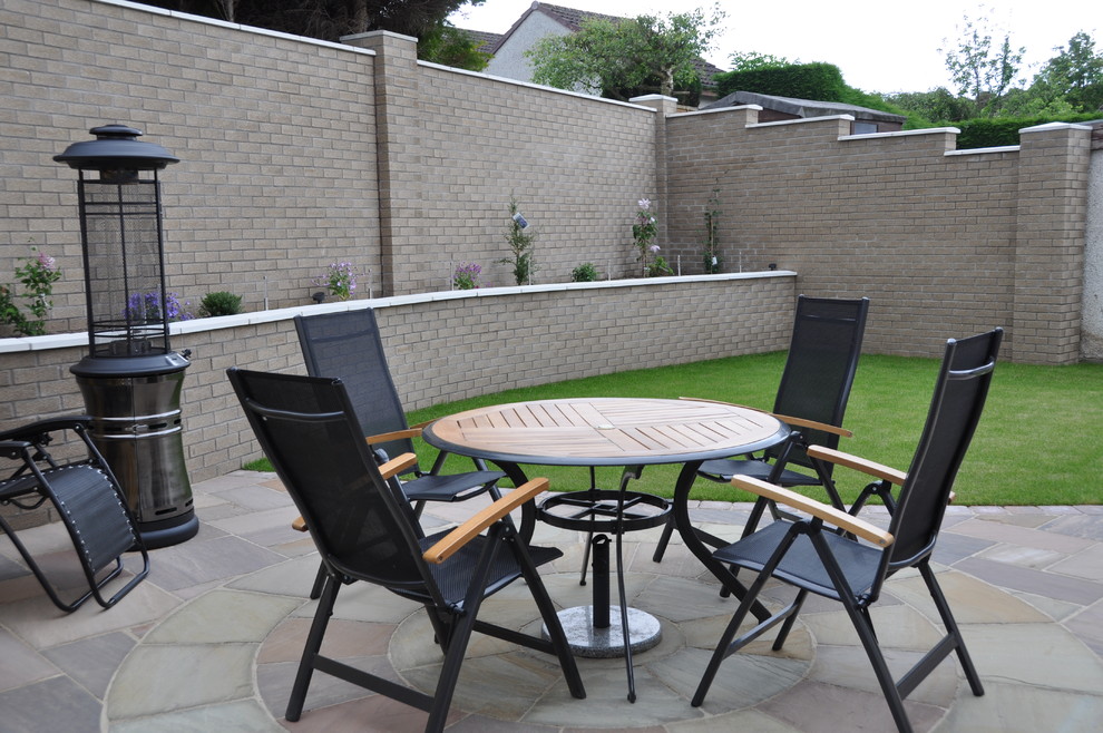 Sandstone patio with inset circle feature Contemporary Patio