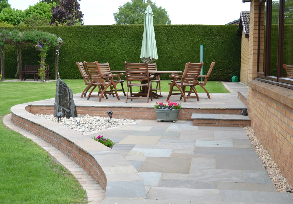 Sandstone Patio with Water Feature Moderne Terrasse et Patio