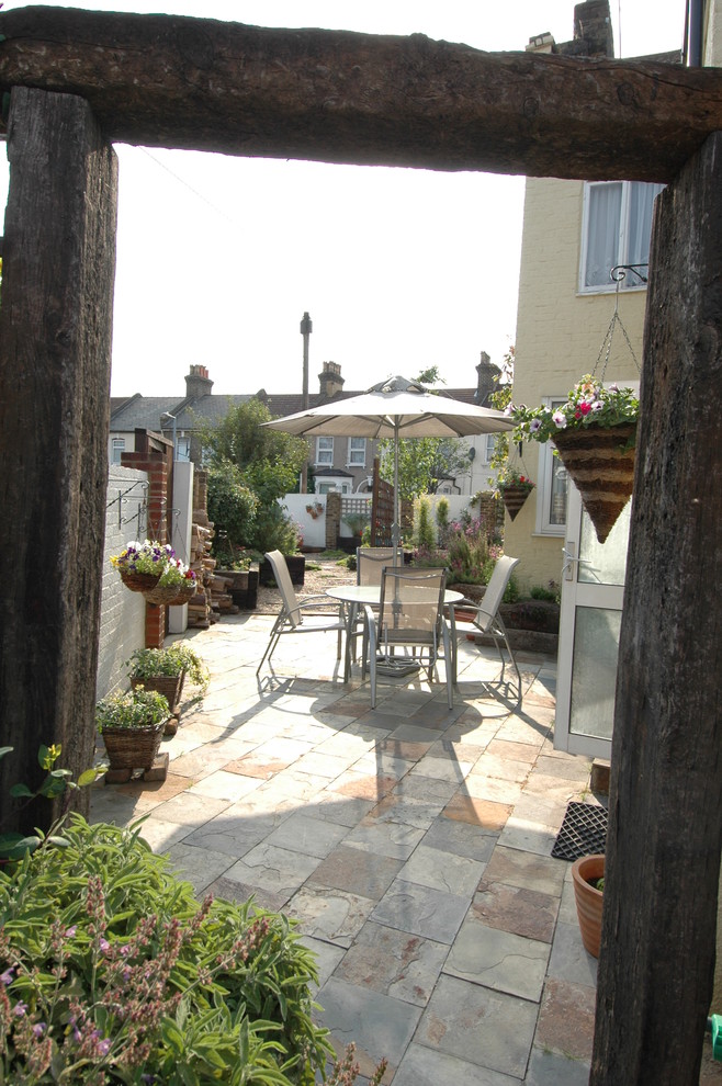 Imagen de patio mediterráneo de tamaño medio en patio trasero con huerto y gravilla