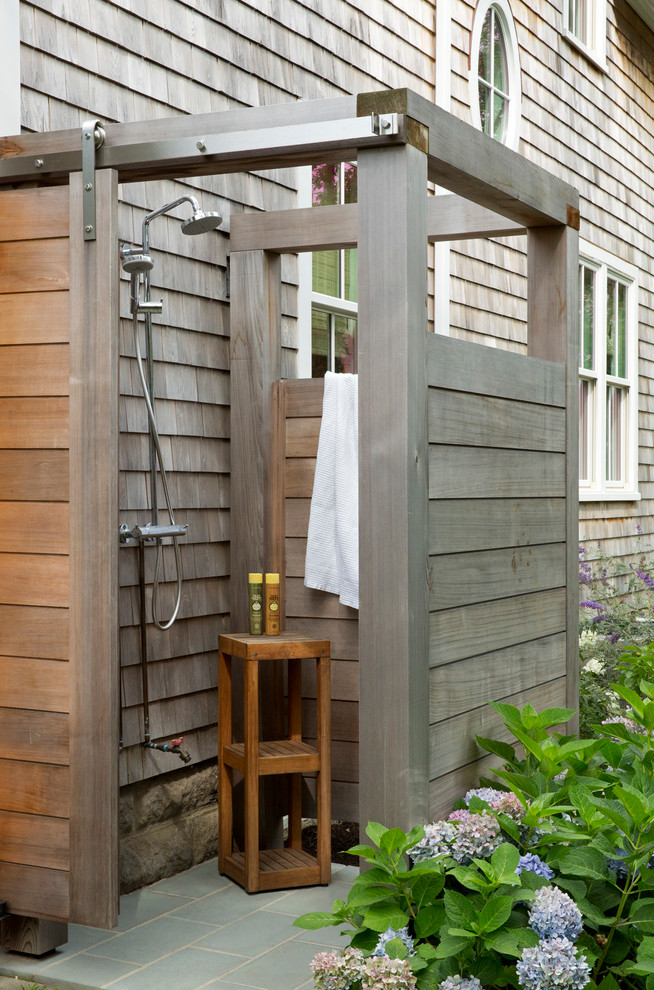 Ejemplo de patio marinero pequeño sin cubierta en patio trasero con ducha exterior y suelo de baldosas