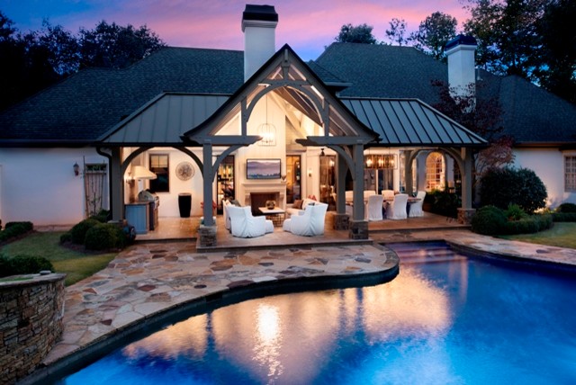 Foto di un grande patio o portico design dietro casa con pavimentazioni in pietra naturale e un tetto a sbalzo