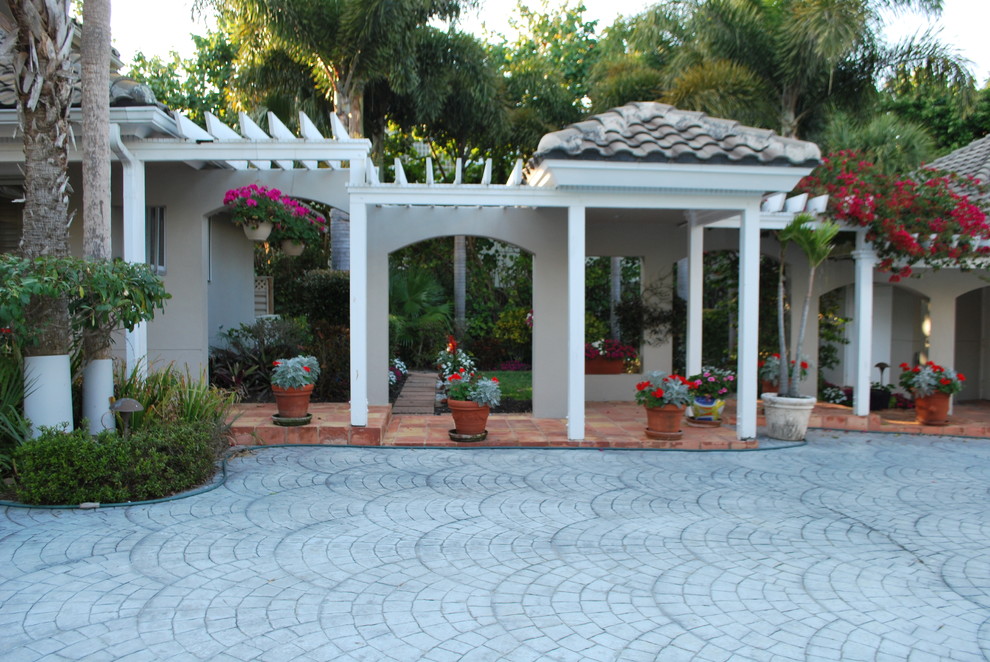 Idee per un grande patio o portico costiero dietro casa con pavimentazioni in cemento e un gazebo o capanno