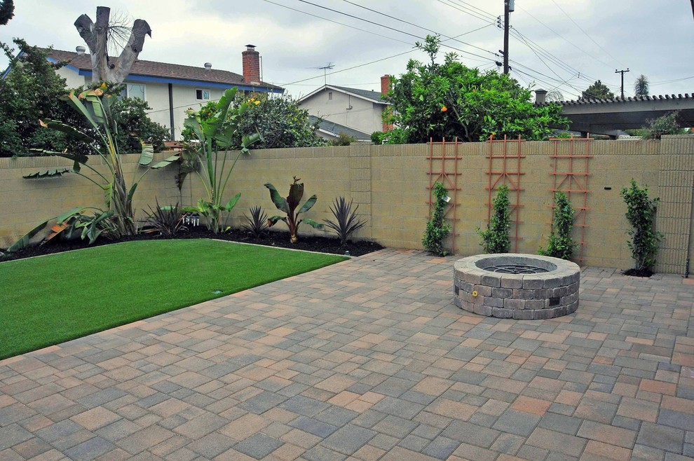 Inspiration for a large contemporary back patio in Orange County with a fire feature.