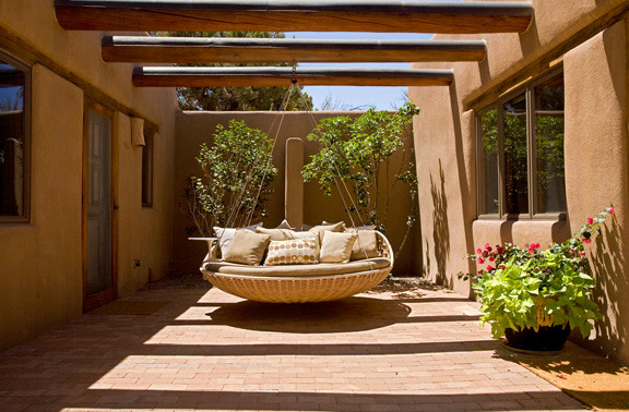 Immagine di un patio o portico eclettico