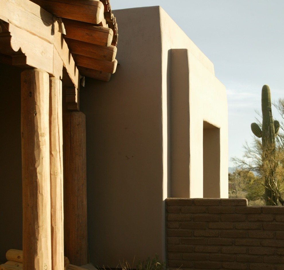 Idée de décoration pour une terrasse avant sud-ouest américain de taille moyenne avec une dalle de béton et une extension de toiture.