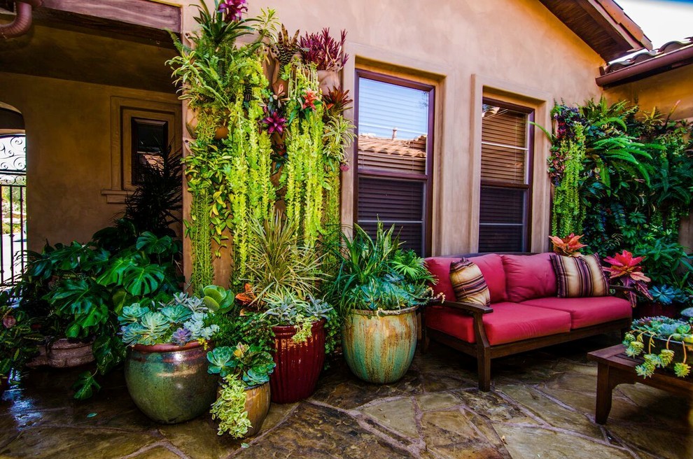 Immagine di un patio o portico mediterraneo con un giardino in vaso