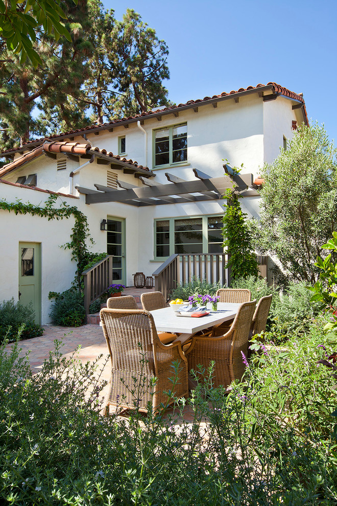 ロサンゼルスにある高級な中くらいな地中海スタイルのおしゃれな裏庭のテラス (レンガ敷き、日よけなし) の写真
