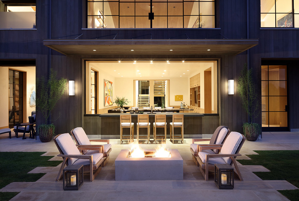 Inspiration for a contemporary back patio in Los Angeles.
