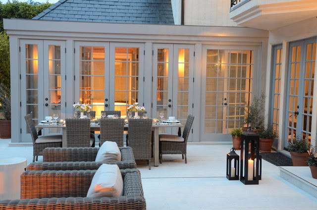 Exemple d'une grande terrasse arrière tendance avec un foyer extérieur, des pavés en béton et aucune couverture.