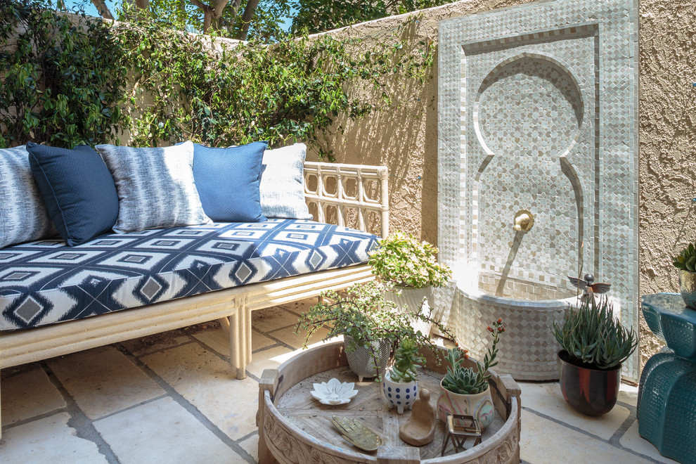 На фото: двор в средиземноморском стиле с фонтаном