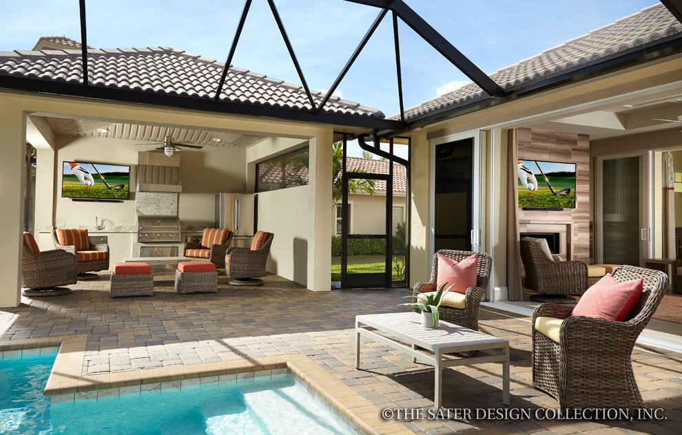 Foto de patio tropical grande en patio trasero y anexo de casas con fuente y adoquines de hormigón
