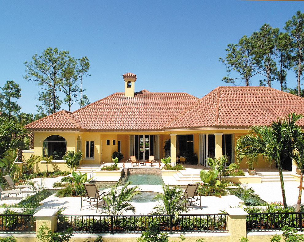 Foto de patio mediterráneo extra grande en patio trasero y anexo de casas con fuente y adoquines de piedra natural