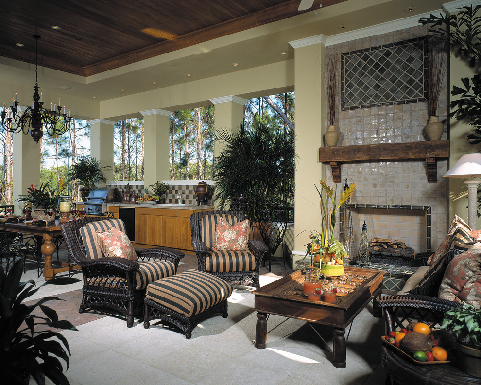 Пример оригинального дизайна: огромный двор на боковом дворе в средиземноморском стиле с летней кухней, покрытием из каменной брусчатки и навесом