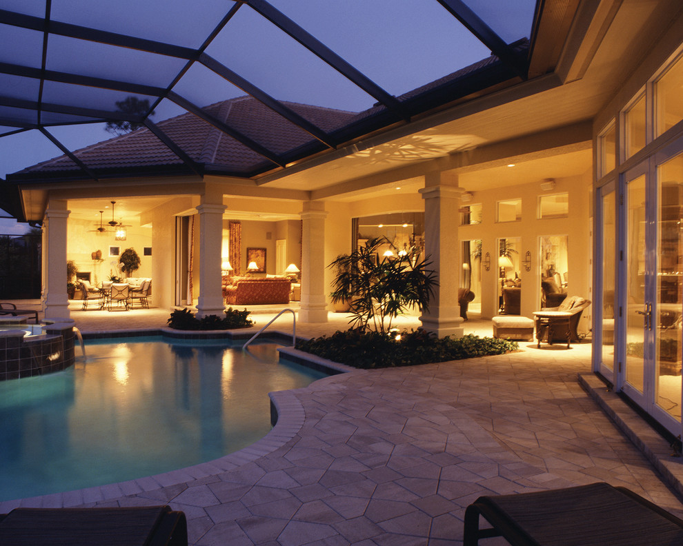 マイアミにある高級な広い地中海スタイルのおしゃれな裏庭のテラス (アウトドアキッチン、コンクリート敷き	、張り出し屋根) の写真