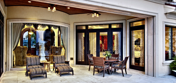 Пример оригинального дизайна: большой двор на заднем дворе в средиземноморском стиле с летней кухней, покрытием из каменной брусчатки и навесом