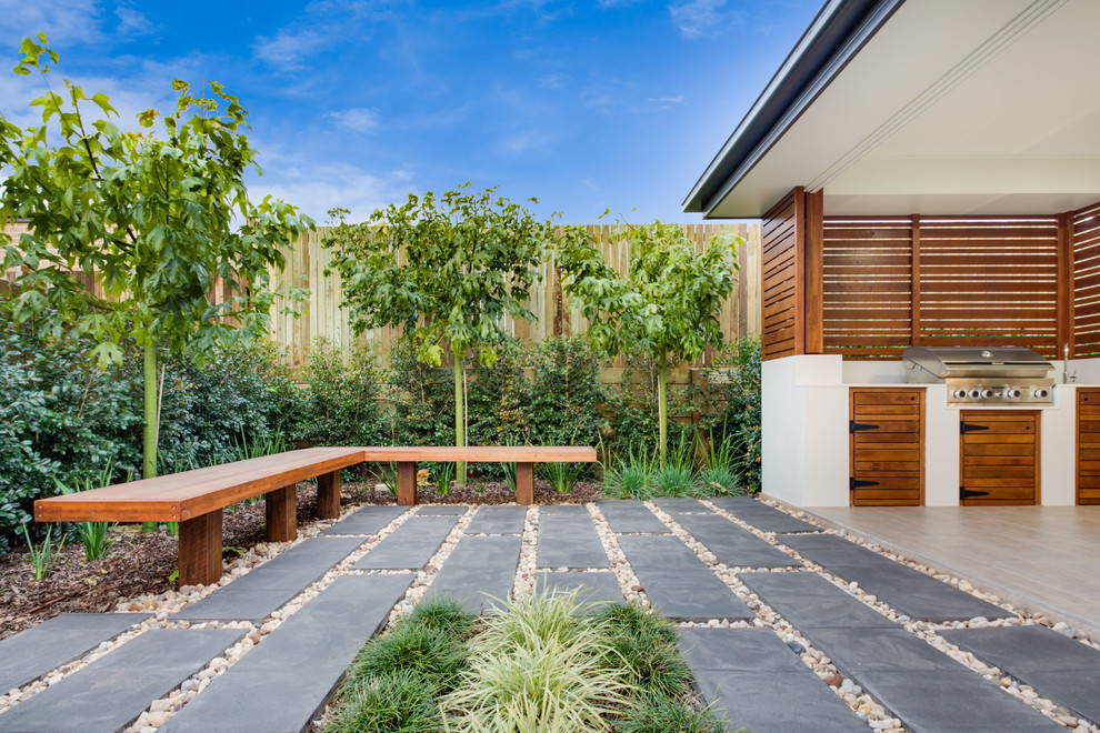Свежая идея для дизайна: двор на заднем дворе в современном стиле с мощением тротуарной плиткой без защиты от солнца - отличное фото интерьера