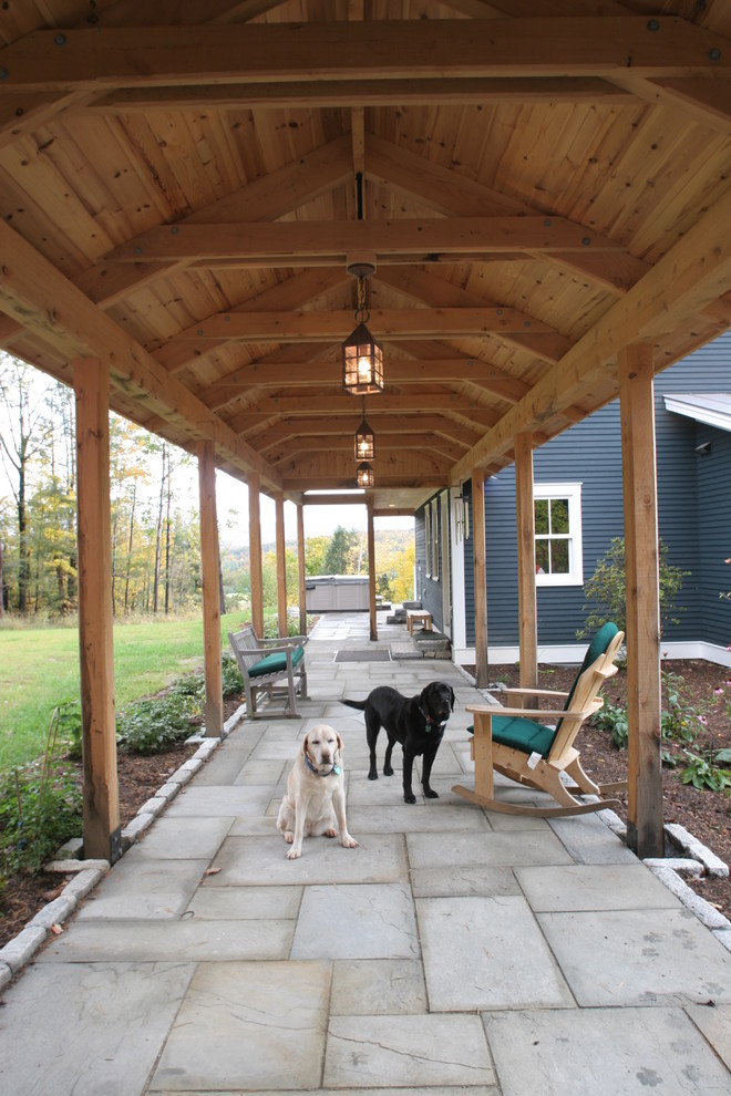 Foto di un grande patio o portico design nel cortile laterale con pavimentazioni in cemento e una pergola