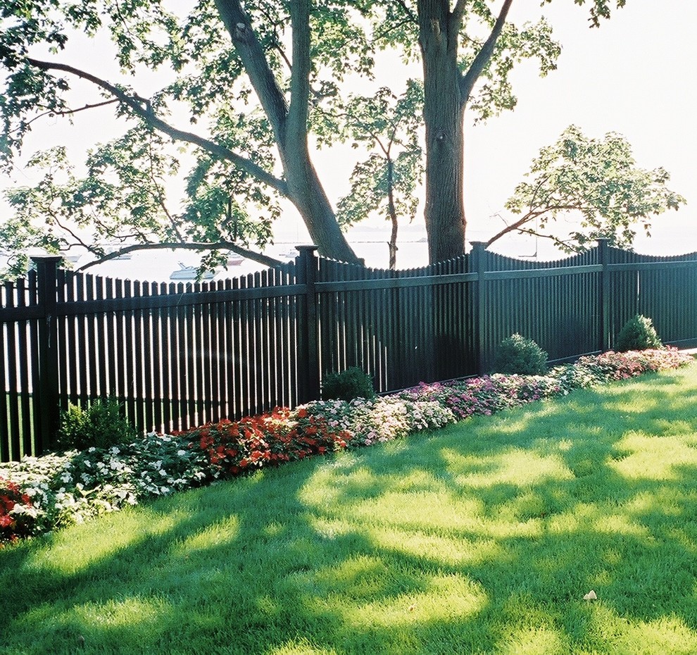 Großer Klassischer Garten hinter dem Haus mit Kübelpflanzen in Bridgeport