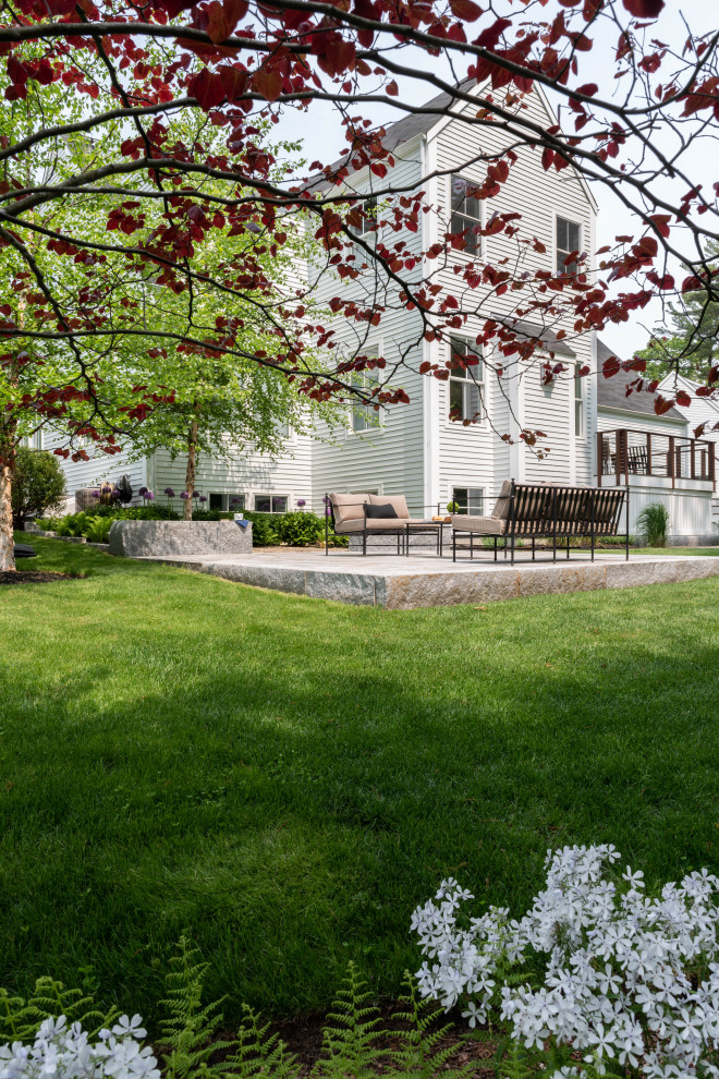 Modelo de patio minimalista grande sin cubierta en patio trasero con suelo de baldosas