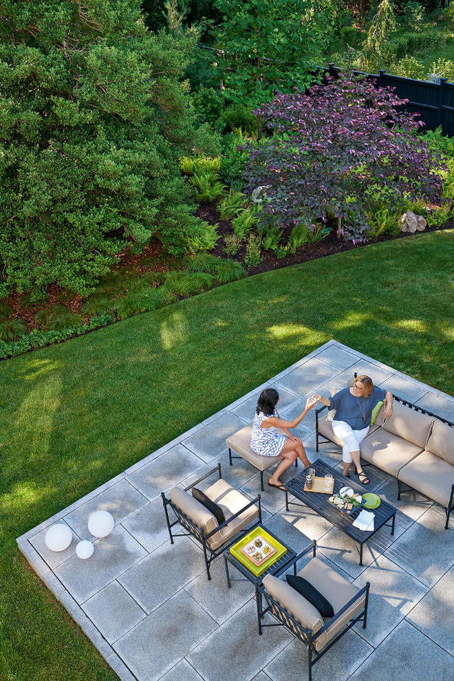 Imagen de patio contemporáneo grande sin cubierta en patio trasero con suelo de baldosas