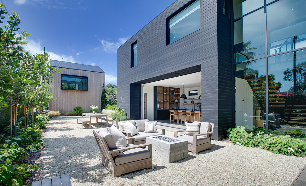 Идея дизайна: двор на заднем дворе в современном стиле с местом для костра и покрытием из гравия без защиты от солнца