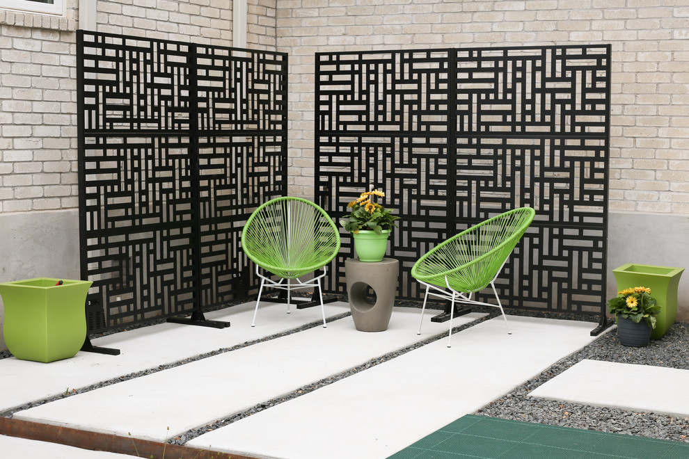 Идея дизайна: двор в современном стиле с покрытием из бетонных плит без защиты от солнца