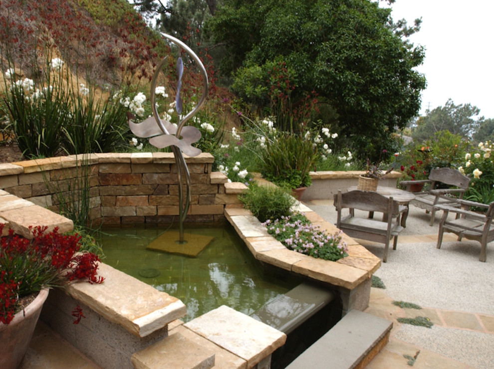 Идея дизайна: двор на заднем дворе в средиземноморском стиле с фонтаном и покрытием из каменной брусчатки без защиты от солнца