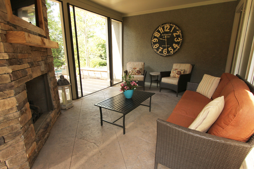 Пример оригинального дизайна: большой двор на заднем дворе в современном стиле с местом для костра, покрытием из декоративного бетона и навесом