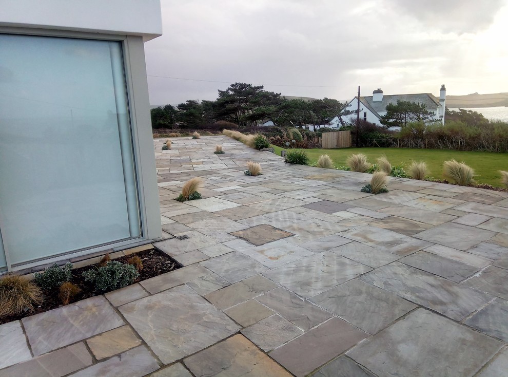 Стильный дизайн: большой двор на заднем дворе в скандинавском стиле с покрытием из каменной брусчатки - последний тренд