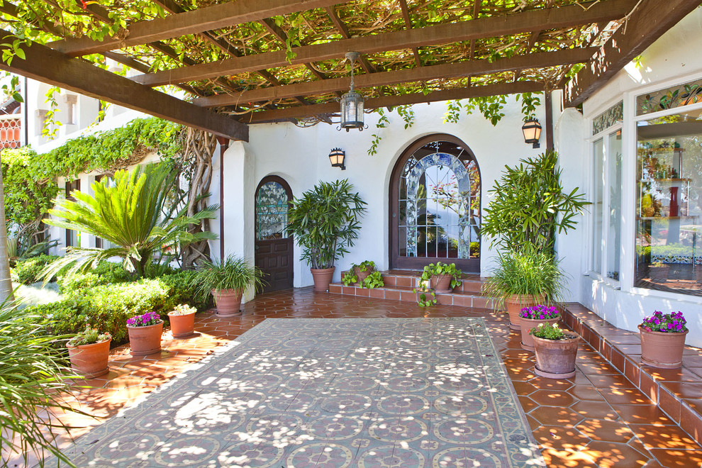 Идея дизайна: большая пергола во дворе частного дома на заднем дворе в средиземноморском стиле с покрытием из плитки