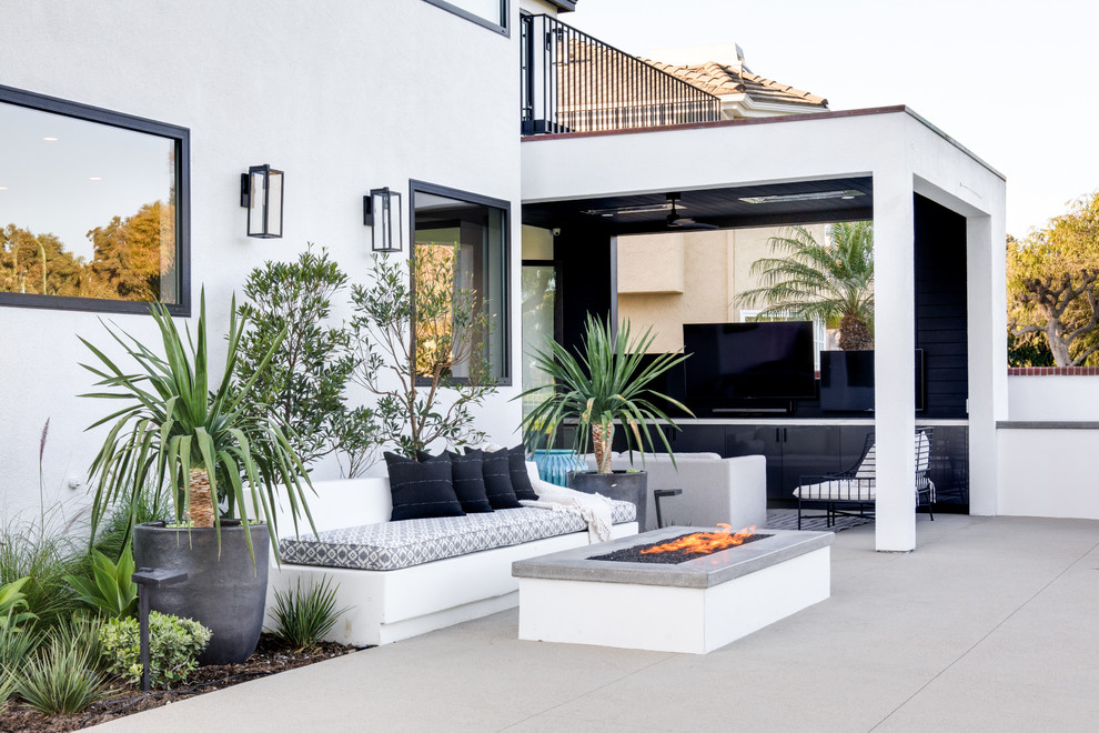 Пример оригинального дизайна: двор на заднем дворе в современном стиле с местом для костра без защиты от солнца