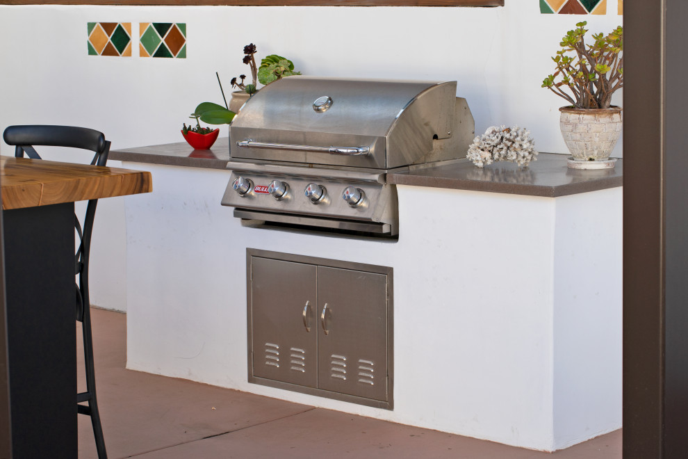 Mittelgroße Mediterrane Pergola hinter dem Haus mit Outdoor-Küche und Betonplatten in San Luis Obispo