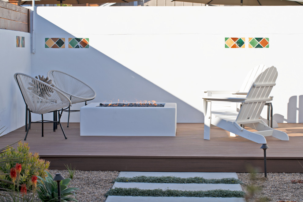 Foto di un patio o portico mediterraneo di medie dimensioni e dietro casa con un focolare, pedane e una pergola