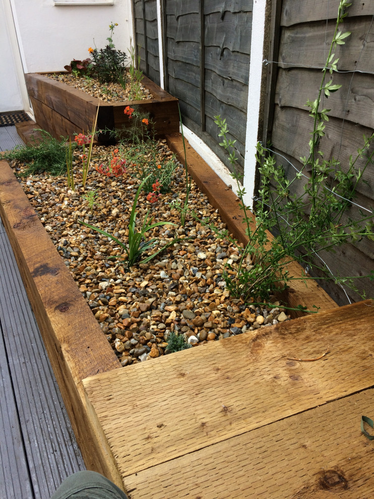 Small coastal back patio in Sussex with gravel.