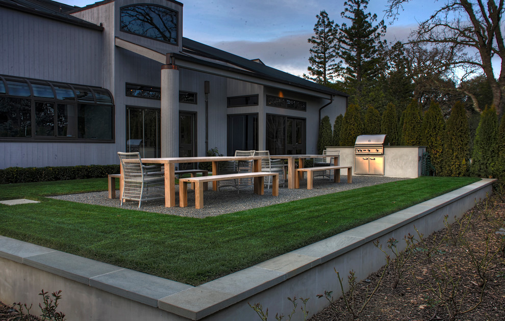 Идея дизайна: огромный двор на заднем дворе в стиле модернизм с покрытием из гравия