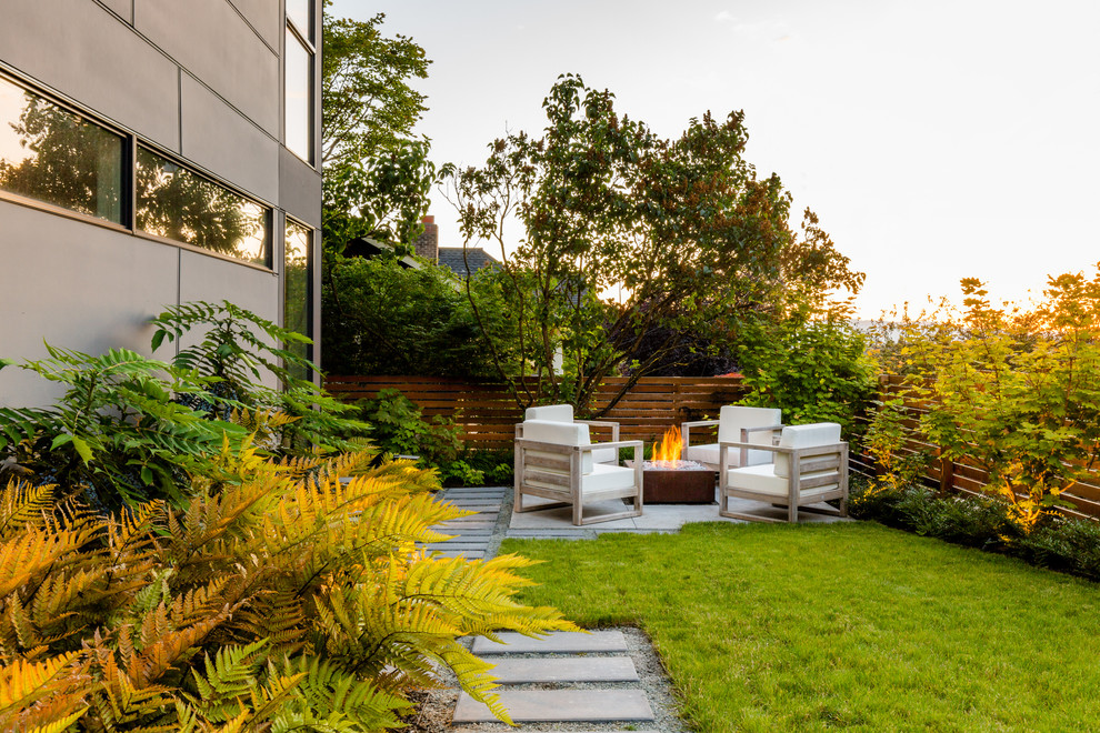 Kleiner, Unbedeckter Moderner Patio hinter dem Haus mit Feuerstelle und Betonboden in Seattle