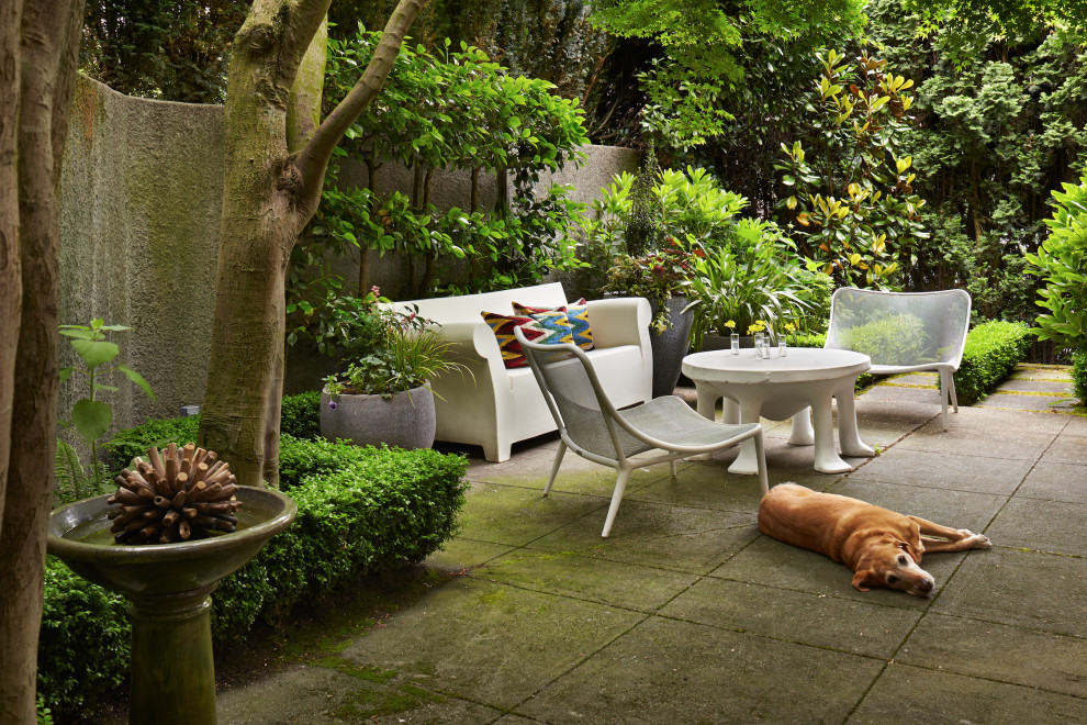 Стильный дизайн: маленький двор на боковом дворе в стиле лофт с мощением тротуарной плиткой для на участке и в саду - последний тренд