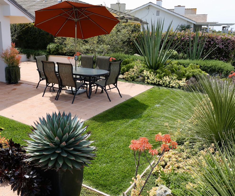 Стильный дизайн: маленький двор на заднем дворе в стиле модернизм с покрытием из плитки без защиты от солнца для на участке и в саду - последний тренд