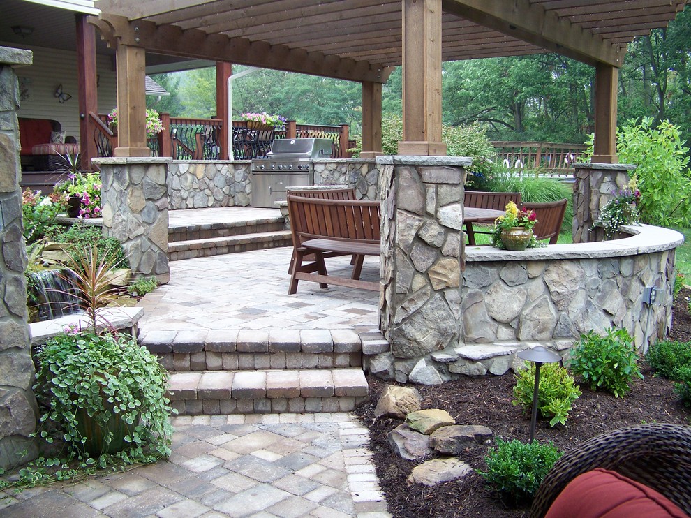 Inspiration for a classic patio in Cleveland.