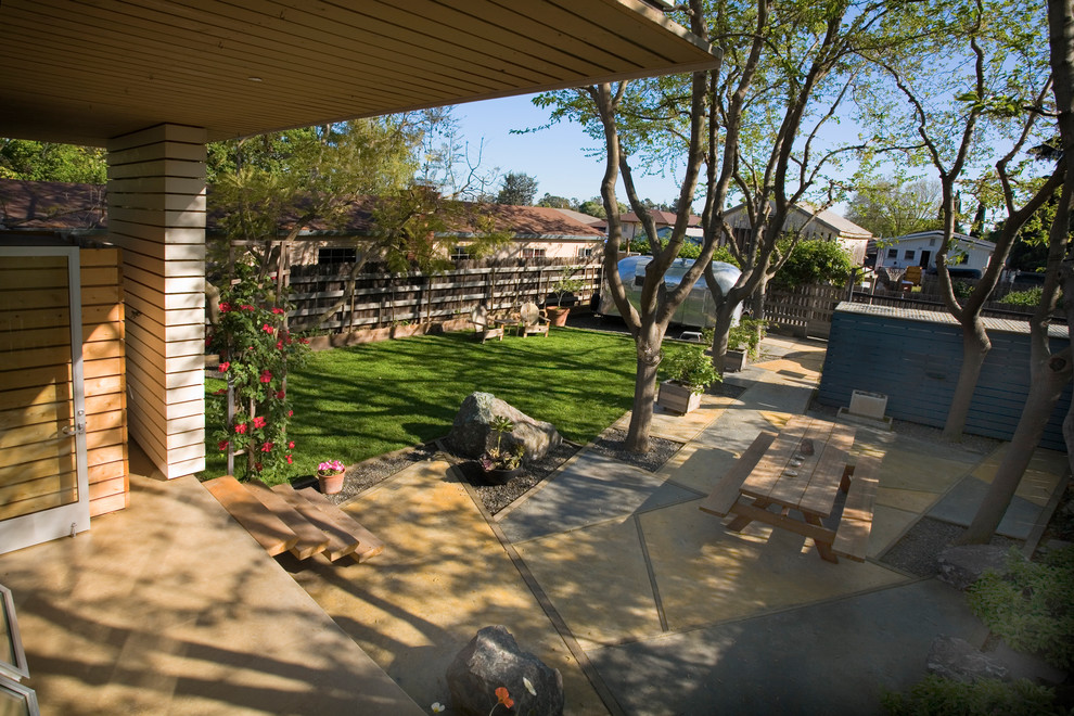 Immagine di un patio o portico contemporaneo con lastre di cemento e nessuna copertura