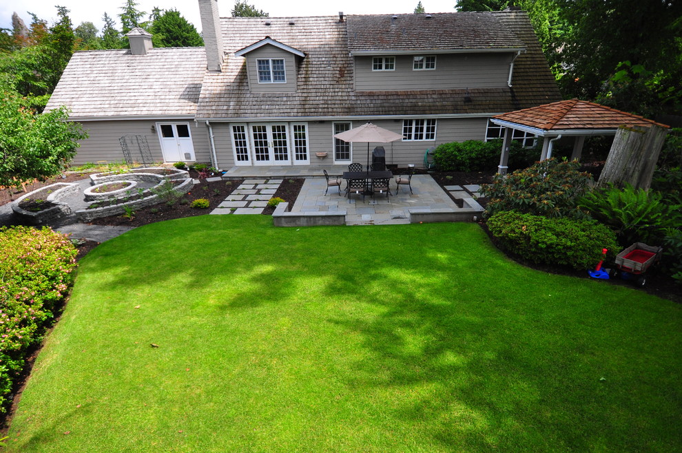 Идея дизайна: большой двор на заднем дворе в классическом стиле с мощением тротуарной плиткой