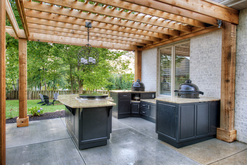 Outdoor Kitchen Cabinet Ideas: Beige Granite Countertops with Black Cabinets
